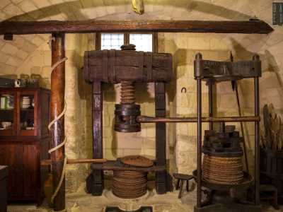 Nel lato opposto della stanza spadroneggia il torchio settecentesco, apparecchiatura essenziale per la vinificazione